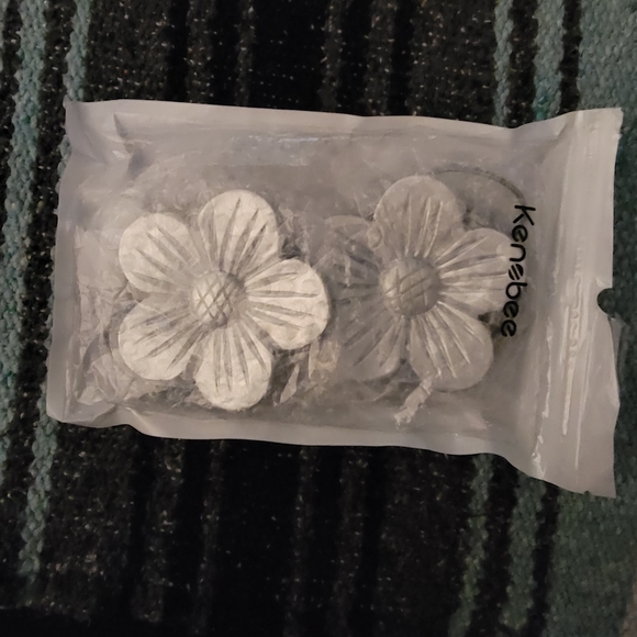 🆕️🏷 2 Plum Blossom Curtain Tiebacks 🆕️🏷 - Picture 4 of 5